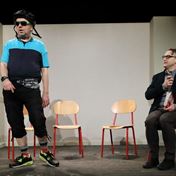 Cyklista Eda a učitel Cyril v Divadle Na Jezerce na terapii pro sexuálně závislé